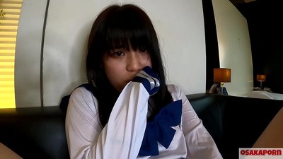 18 jier âld Japansk famke mei lytse tieten spuiten en orgasmes mei fingerneuken en seksboartersguod. Aziatyske famke yn skoalcosplay kostuum jout blowjobs yn amateurfideo. Mao 7 OSAKAPORN.
